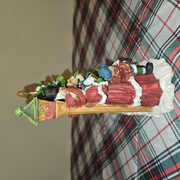 Festive Holiday Motion Sensored Musical Singing Carolers Figurine - Picture 5 of 7